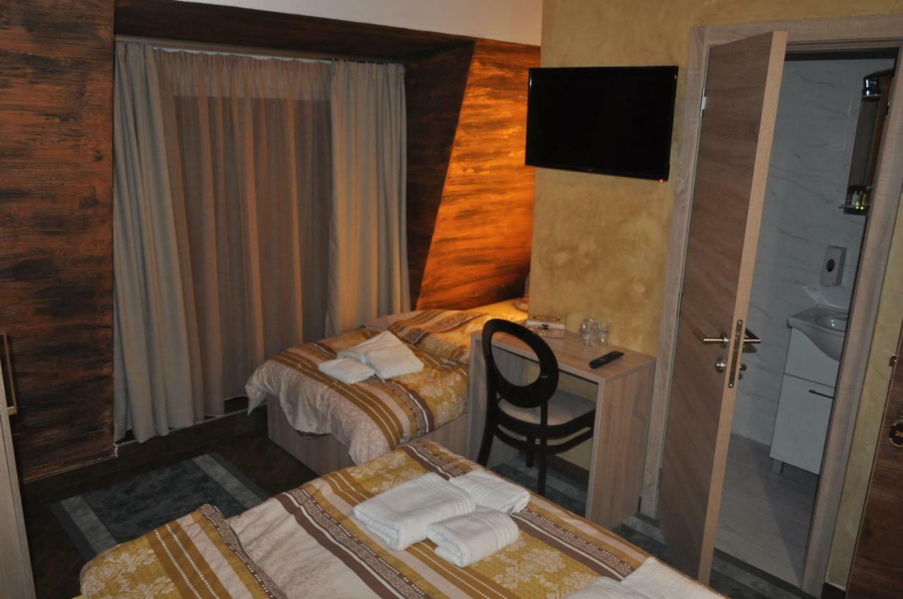 Hotel Каштел Pančevo Exterior foto